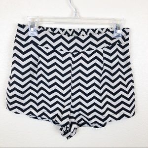 ‼️CLEARANCE‼️ Dizzier Chevron Cream & Black High Waisted Elastic Shorts